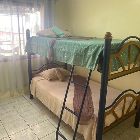 Hostel Casa Marina Пуерто-Лімон Екстер'єр фото