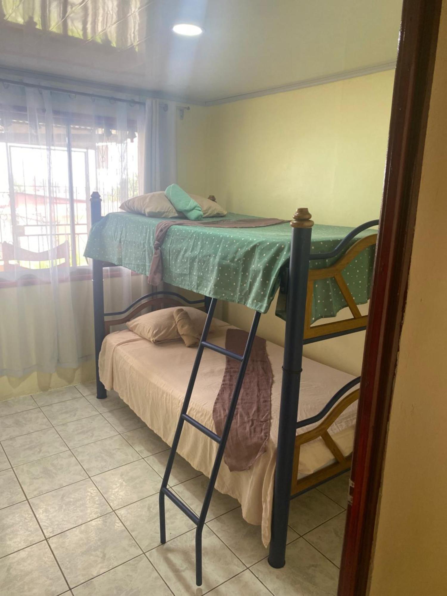 Hostel Casa Marina Пуерто-Лімон Екстер'єр фото